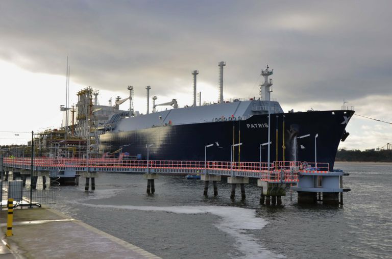 Американский танкер с сжиженным природным газом Patris в СПГ-терминале Свиноуйсьце в Польше