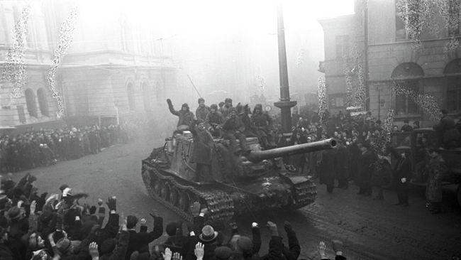 Встреча советских воинов жителями Лодзи Встреча советских воинов жителями Лодзи
