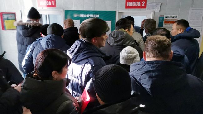 Люди стоят в очереди у кассы Забайкальского краевого наркологического диспансера Люди стоят в очереди у кассы Забайкальского краевого наркологического диспансера