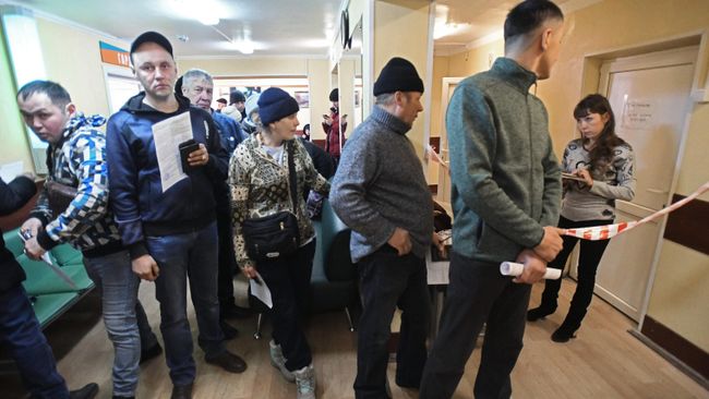 Люди стоят в очереди в наркологическом диспансере Люди стоят в очереди в наркологическом диспансере