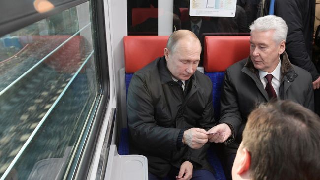 Президент РФ Владимир Путин во время поездки на поезде Иволга от Белорусского вокзала по маршруту Одинцово-Лобня Московских центральных диаметров Президент РФ Владимир Путин во время поездки на поезде Иволга от Белорусского вокзала по маршруту Одинцово-Лобня Московских центральных диаметров