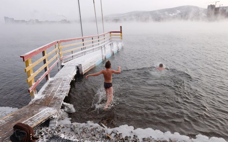 Тренировка и подготовка к зимним соревнованиям по плаванию в открытой воде членов центра холодового плавания Мегаполюс в реке Енисее при температуре воздуха ниже минус 20 градусов в Красноярске
