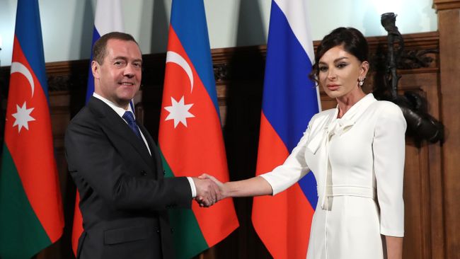 Председатель правительства РФ Дмитрий Медведев и первый вице-президент Азербайджана Мехрибан Алиева во время встречи. 21 ноября 2019 Председатель правительства РФ Дмитрий Медведев и первый вице-президент Азербайджана Мехрибан Алиева во время встречи. 21 ноября 2019