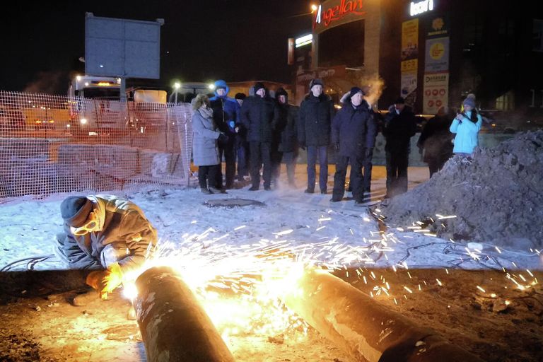 Все работы велись под контролем губернатора и правительства Новосибирской области. На месте работал городской штаб, глава Кировского района и МЧС