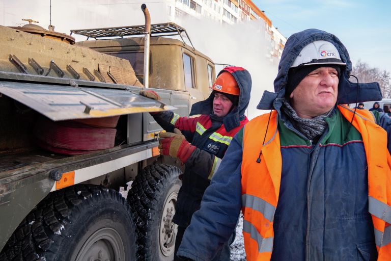 Бригада готовится к откачке воды из теплокамеры, где произошла авария