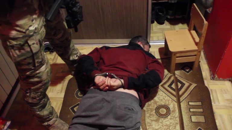 Задержание сотрудниками ФСБ РФ участников запрещенной в РФ международной террористической организации Хизб ут-Тахрир аль-Ислами в Тюменской области Республики Татарстан. Стоп-кадр с видео, предоставленного ЦОС ФСБ РФ Задержание сотрудниками ФСБ РФ участников запрещенной в РФ международной террористической организации Хизб ут-Тахрир аль-Ислами в Тюменской области Республики Татарстан. Стоп-кадр с видео, предоставленного ЦОС ФСБ РФ
