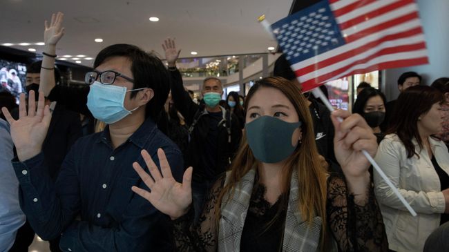 Люди с флагом США в Гонконге Люди с флагом США в Гонконге