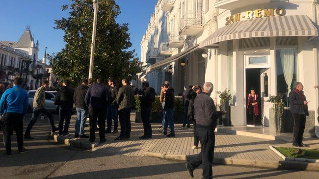На месте стрельбы в центре Сухума, Абхазия. 22 ноября 2019 На месте стрельбы в центре Сухума, Абхазия. 22 ноября 2019