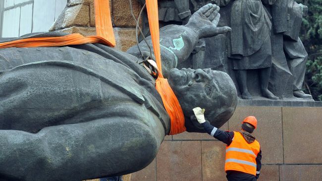 Снос памятника В. Ленину в Запорожье, Украина. 17 марта 2016 Снос памятника В. Ленину в Запорожье, Украина. 17 марта 2016