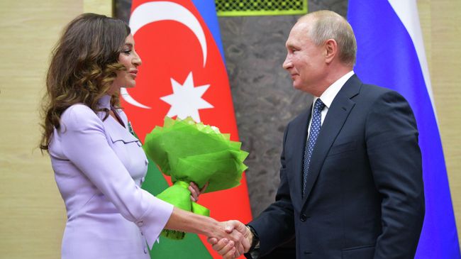 Президент РФ Владимир Путин и первый вице-президент Азербайджана Мехрибан Алиева во время встречи Президент РФ Владимир Путин и первый вице-президент Азербайджана Мехрибан Алиева во время встречи