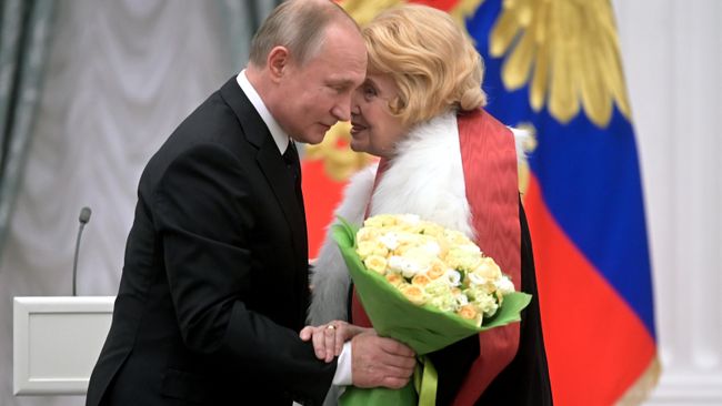 Президент России Владимир Путин и народная артистка СССР, президент МХАТ имени Максима Горького Татьяна Доронина на церемонии вручения государственных наград в Кремле Президент России Владимир Путин и народная артистка СССР, президент МХАТ имени Максима Горького Татьяна Доронина на церемонии вручения государственных наград в Кремле