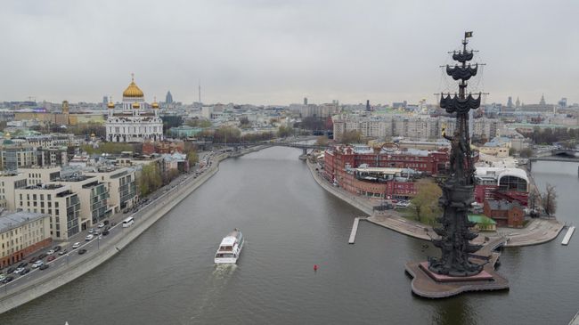 Пароход на Москва-реке в районе Пречистенской набережной в Москве Пароход на Москва-реке в районе Пречистенской набережной в Москве