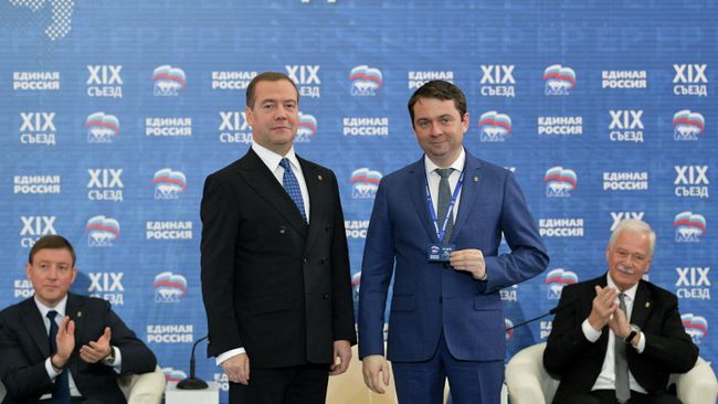 Председатель правительства РФ, председатель партии Единая Россия Дмитрий Медведев и губернатор Мурманской области Андрей Чибис Председатель правительства РФ, председатель партии Единая Россия Дмитрий Медведев и губернатор Мурманской области Андрей Чибис