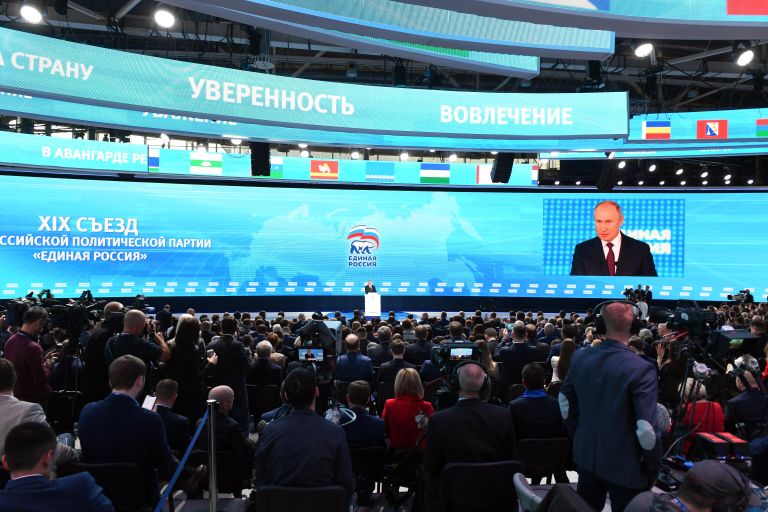 Президент РФ В. Путин и премьер-министр РФ Д. Медведев приняли участие в съезде партии Единая Россия Президент РФ В. Путин и премьер-министр РФ Д. Медведев приняли участие в съезде партии Единая Россия