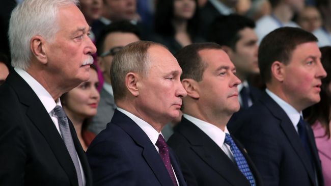 Президент РФ В. Путин и премьер-министр РФ Д. Медведев приняли участие в съезде партии Единая Россия Президент РФ В. Путин и премьер-министр РФ Д. Медведев приняли участие в съезде партии Единая Россия