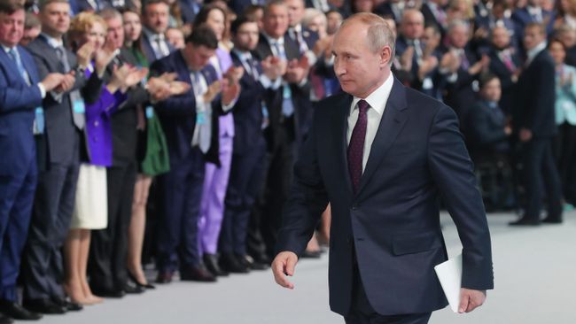 Президент РФ Владимир Путин выступает на пленарном заседании XIX съезда Всероссийской политической партии Единая Россия Президент РФ Владимир Путин выступает на пленарном заседании XIX съезда Всероссийской политической партии Единая Россия
