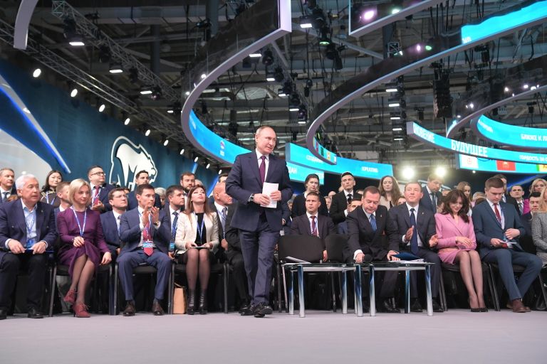Президент РФ Владимир Путин выступает на пленарном заседании XIX съезда Всероссийской политической партии Единая Россия Президент РФ Владимир Путин выступает на пленарном заседании XIX съезда Всероссийской политической партии Единая Россия