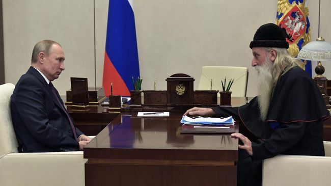 Президент РФ Владимир Путин и митрополит Русской православной старообрядческой церкви митрополит Корнилий во время встречи Президент РФ Владимир Путин и митрополит Русской православной старообрядческой церкви митрополит Корнилий во время встречи