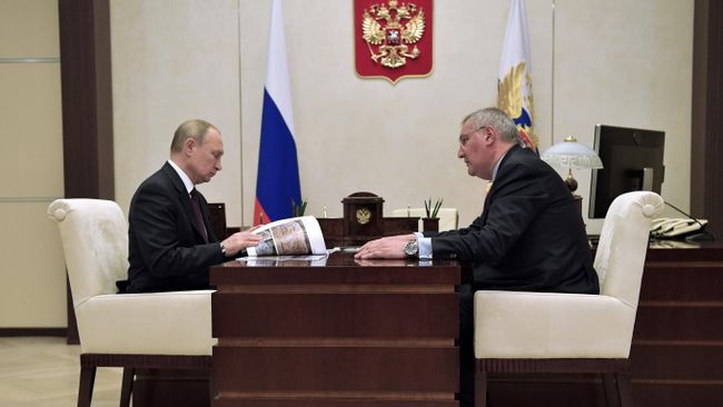 Владимир Путин и генеральный директор Государственной корпорации по космической деятельности Роскосмос Дмитрий Рогозин во время встречи Владимир Путин и генеральный директор Государственной корпорации по космической деятельности Роскосмос Дмитрий Рогозин во время встречи