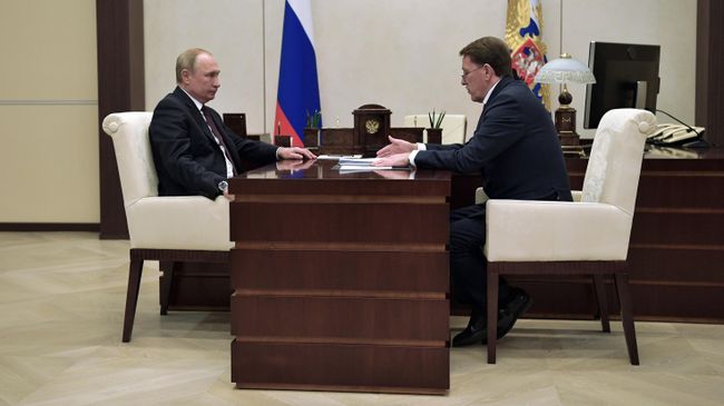Президент РФ Владимир Путин и заместитель председателя правительства РФ Алексей Гордеев во время встречи Президент РФ Владимир Путин и заместитель председателя правительства РФ Алексей Гордеев во время встречи