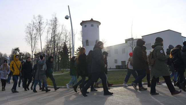 Участники акции Человек идущий идут по маршруту: ВДНХ - главный ботанический сад имени Н.В. Цицина РАН - парк-усадьба Останкино