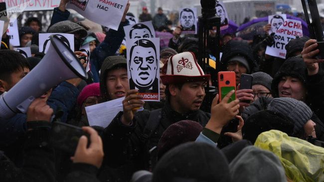 Митинг против коррупции у Белого дома в Киргизии. 25 ноября 2019 Митинг против коррупции у Белого дома в Киргизии. 25 ноября 2019