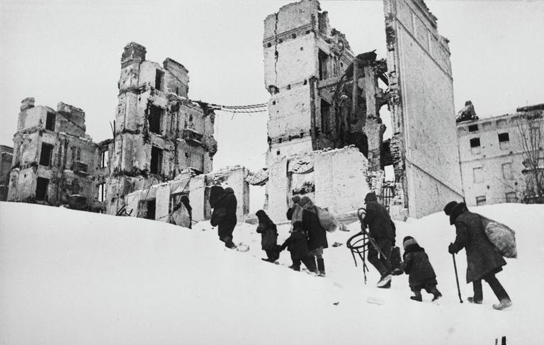 Великая Отечественная война 1941-1945 гг. Сталинградская битва (июль 1942 — февраль 1943 г.). Мирные жители возвращаются в Сталинград Великая Отечественная война 1941-1945 гг. Сталинградская битва (июль 1942 — февраль 1943 г.). Мирные жители возвращаются в Сталинград