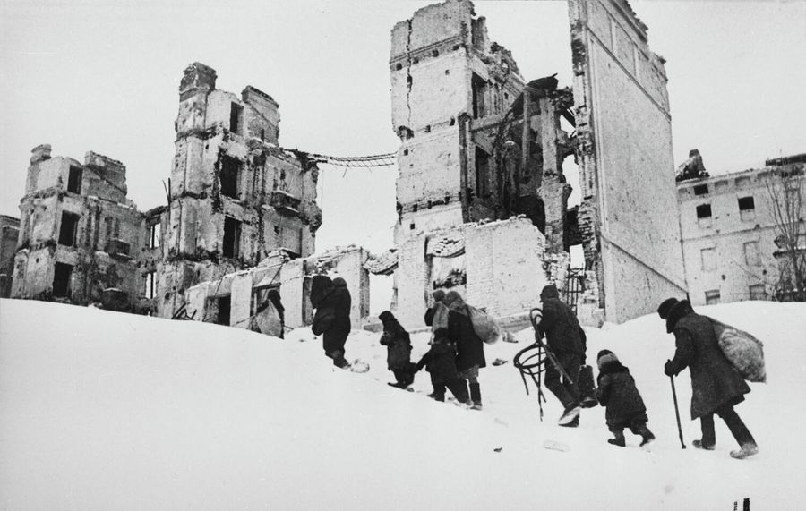 Великая Отечественная война 1941-1945 гг. Сталинградская битва (июль 1942 — февраль 1943 г.). Мирные жители возвращаются в Сталинград