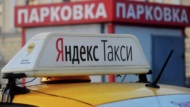 Световой короб на крыше автомобиля службы Яндекс Такси Световой короб на крыше автомобиля службы Яндекс Такси