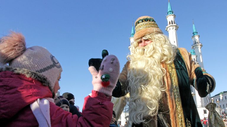 Кыш Бабай общается с детьми на параде возле мечети Кул-Шариф во время празднования 10-летия резиденции татарского волшебника Кыш Бабая и его дочки Кар Кызы в Казани Кыш Бабай общается с детьми на параде возле мечети Кул-Шариф во время празднования 10-летия резиденции татарского волшебника Кыш Бабая и его дочки Кар Кызы в Казани