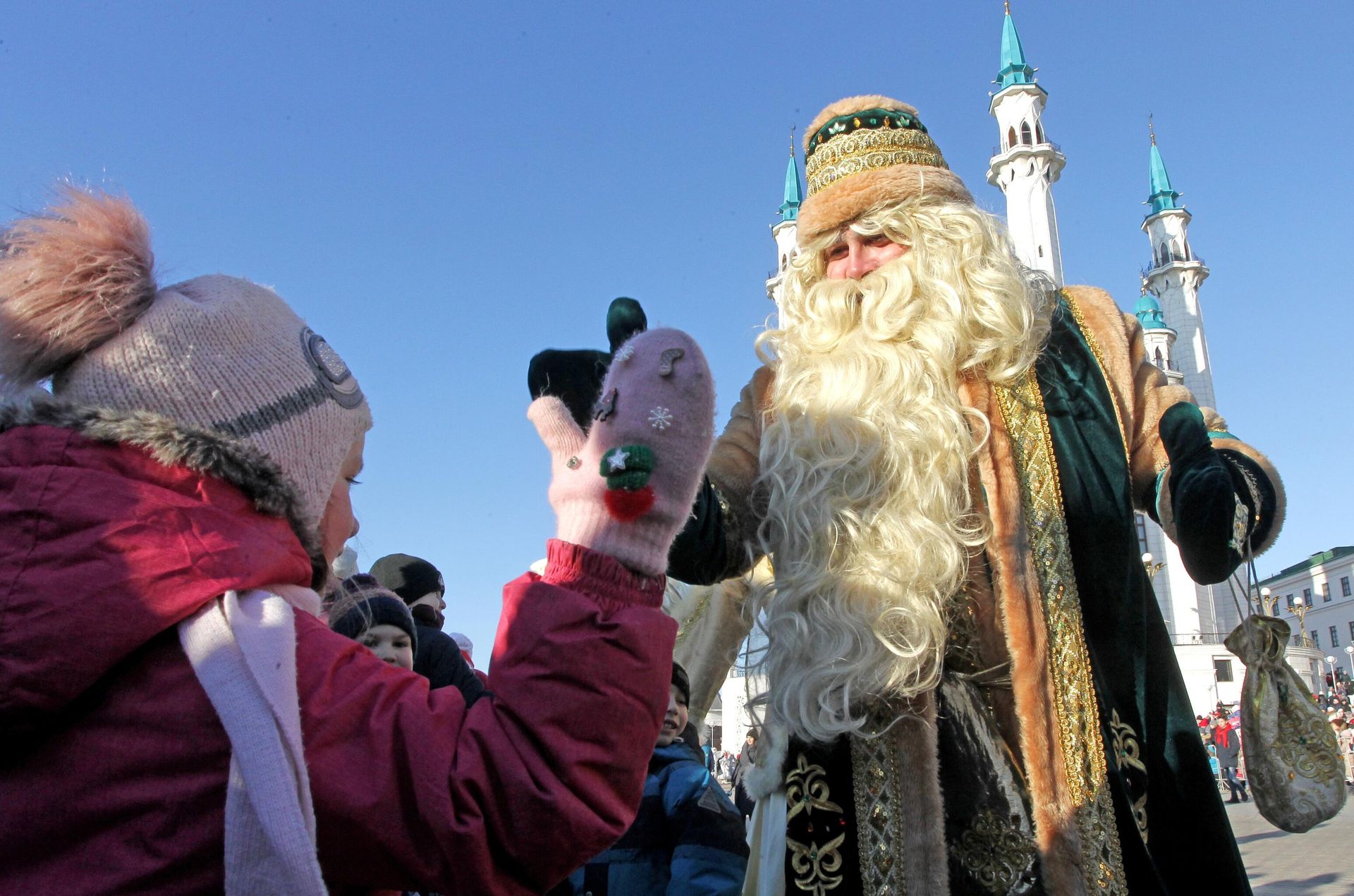 Кыш Бабай общается с детьми на параде возле мечети Кул-Шариф во время празднования 10-летия резиденции татарского волшебника Кыш Бабая и его дочки Кар Кызы в Казани - РИА Новости, 1920, 21.11.2025