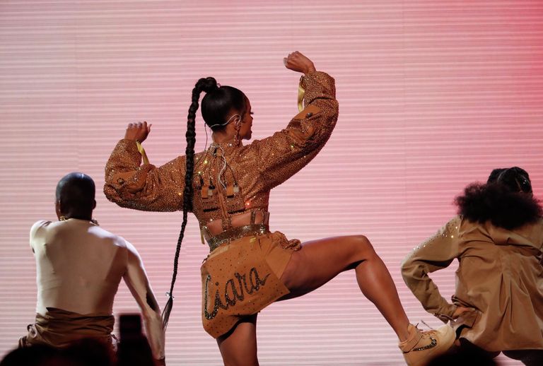 Сиара во время выступления на церемонии награждения American Music Awards 2019 Сиара во время выступления на церемонии награждения American Music Awards 2019