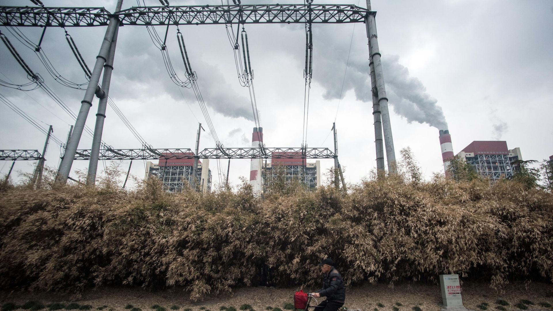 Мужчина проезжает мимо угольной электростанции Shanghai Waigaoqiao Power Generator Company в Шанхае, Китай Мужчина проезжает мимо угольной электростанции Shanghai Waigaoqiao Power Generator Company в Шанхае, Китай - РИА Новости, 1920, 13.05.2021