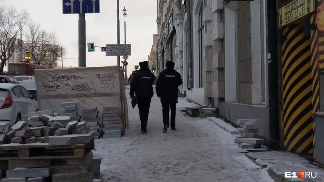 Сотрудники полиции у отделения посольства Белоруссии в Екатеринбурге. 25 ноября 2019 Сотрудники полиции у отделения посольства Белоруссии в Екатеринбурге. 25 ноября 2019