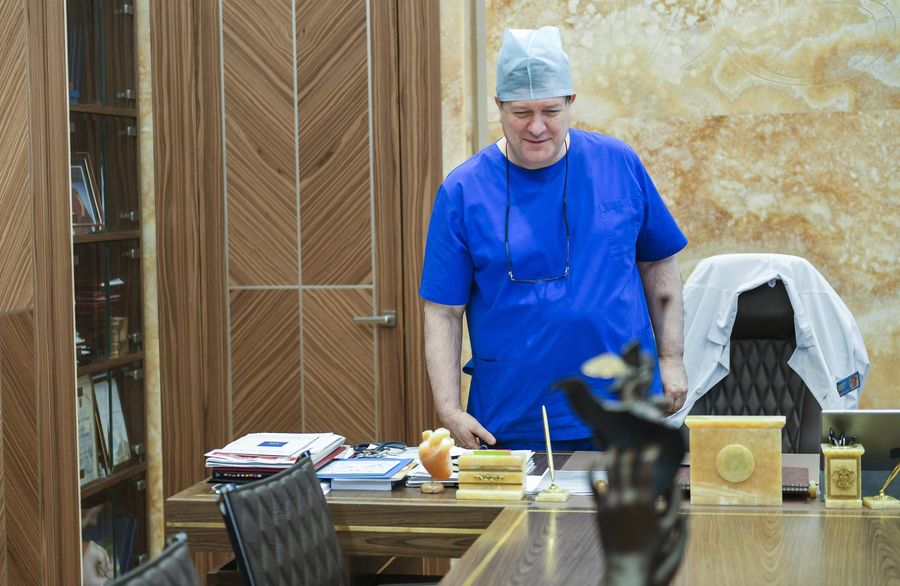Директор Национального медицинского исследовательского центра хирургии имени А.В. Вишневского Амиран Ревишвили в рабочем кабинете