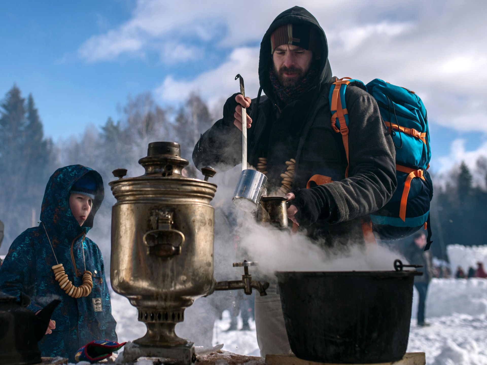 Мужчина наливает горячий чай во время массовых гуляний Мужчина наливает горячий чай во время массовых гуляний - РИА Новости, 1920, 12.01.2022