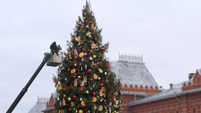 Украшение новогодней елки на Манежной площади Украшение новогодней елки на Манежной площади