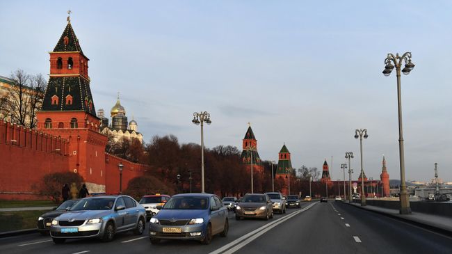 Кремлевская набережная в Москве Кремлевская набережная в Москве
