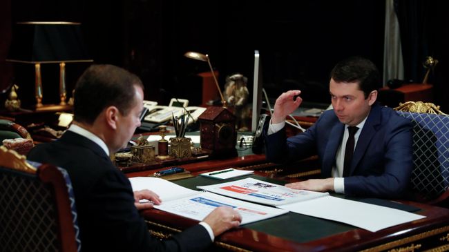 Председатель правительства РФ Дмитрий Медведев и губернатор Мурманской области Андрей Чибис во время встречи. 26 ноября 2019 Председатель правительства РФ Дмитрий Медведев и губернатор Мурманской области Андрей Чибис во время встречи. 26 ноября 2019