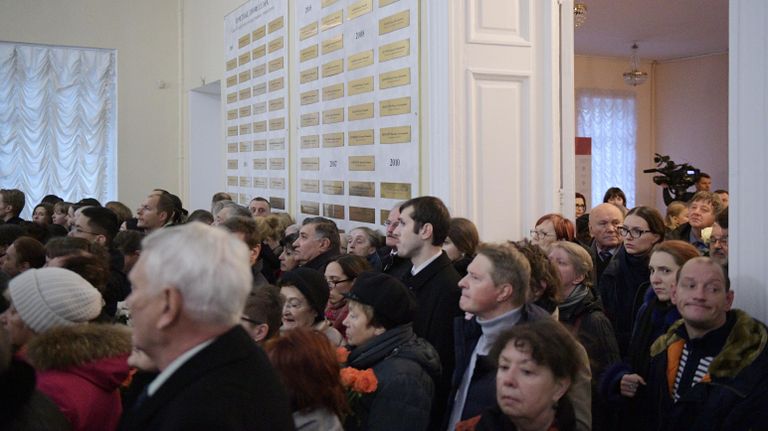 Люди на церемонии прощания с президентом СПбГУ, почетным президентом Российской академии образования Людмилой Вербицкой, умершей 24 ноября 2019 года в Санкт-Петербурге на 84-м году жизни Люди на церемонии прощания с президентом СПбГУ, почетным президентом Российской академии образования Людмилой Вербицкой, умершей 24 ноября 2019 года в Санкт-Петербурге на 84-м году жизни