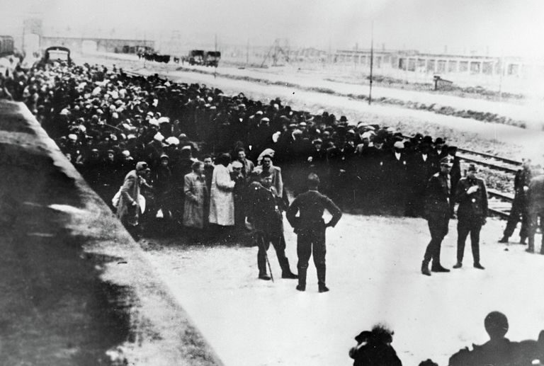 Первые заключенные транспортируются в Освенцим, созданный 27 апреля 1940 года по распоряжению Генриха Гиммлера Первые заключенные транспортируются в Освенцим, созданный 27 апреля 1940 года по распоряжению Генриха Гиммлера