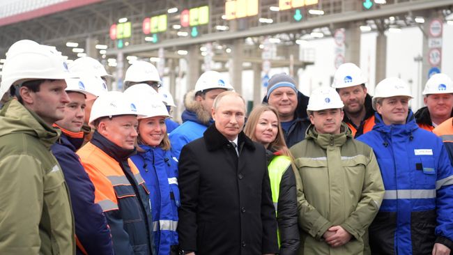 Президент РФ Владимир Путин фотографируется с рабочими на церемонии открытия скоростной платной трассы М-11 Москва - Санкт-Петербург Президент РФ Владимир Путин фотографируется с рабочими на церемонии открытия скоростной платной трассы М-11 Москва - Санкт-Петербург