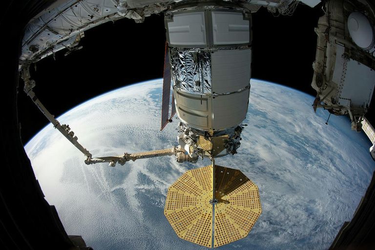 Американский космический грузовой корабль Cygnus захвачен роботизированной рукой Канадарм2 Американский космический грузовой корабль Cygnus захвачен роботизированной рукой Канадарм2