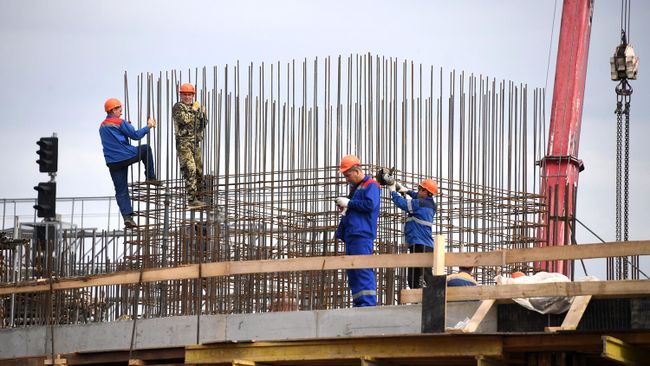 Рабочие на строительной площадке Рабочие на строительной площадке