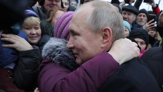 Президент РФ Владимир Путин во время общения с местными жителями после церемонии открытия памятника писателю и общественному деятелю Даниилу Гранину