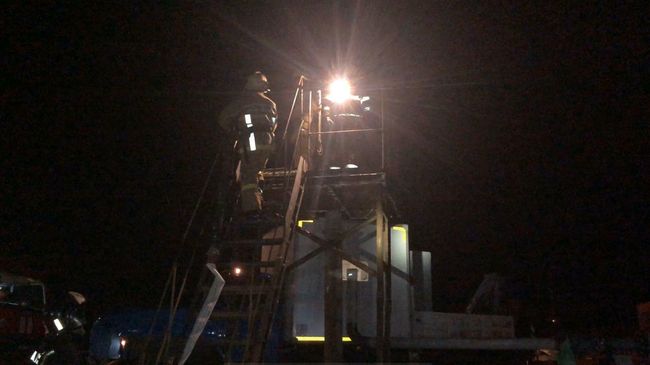 Сотрудники МЧС во время ликвидации пожара на шахте Яреганефть