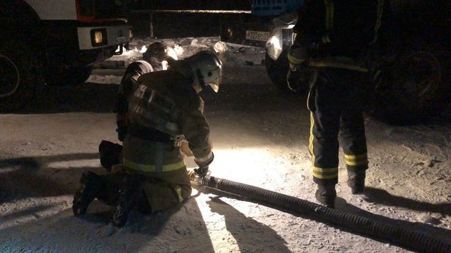 Сотрудники МЧС во время ликвидации пожара на шахте Яреганефть Сотрудники МЧС во время ликвидации пожара на шахте Яреганефть