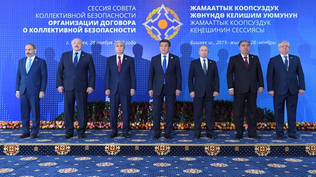 Президент РФ Владимир Путин на церемонии совместного фотографирования глав государств-членов ОДКБ в Бишкеке Президент РФ Владимир Путин на церемонии совместного фотографирования глав государств-членов ОДКБ в Бишкеке