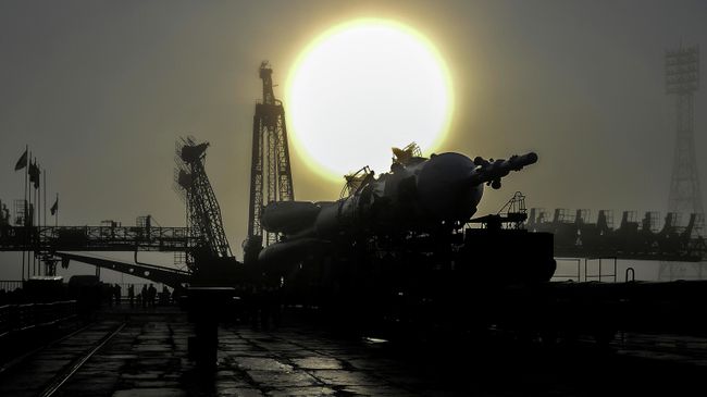 Вывоз ракеты-носителя на стартовую площадку космодрома Байконур Вывоз ракеты-носителя на стартовую площадку космодрома Байконур