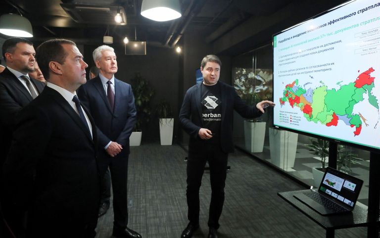 Председатель правительства РФ Дмитрий Медведев в офисе ПАО Сбербанк Председатель правительства РФ Дмитрий Медведев в офисе ПАО Сбербанк